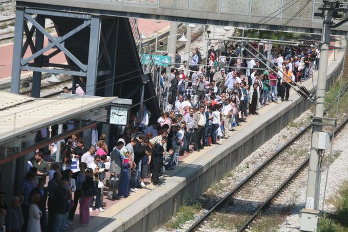 İzmir\'de Trafiğe Kapanan Yollar Nedeniyle Kentte Hayat Felç Oldu