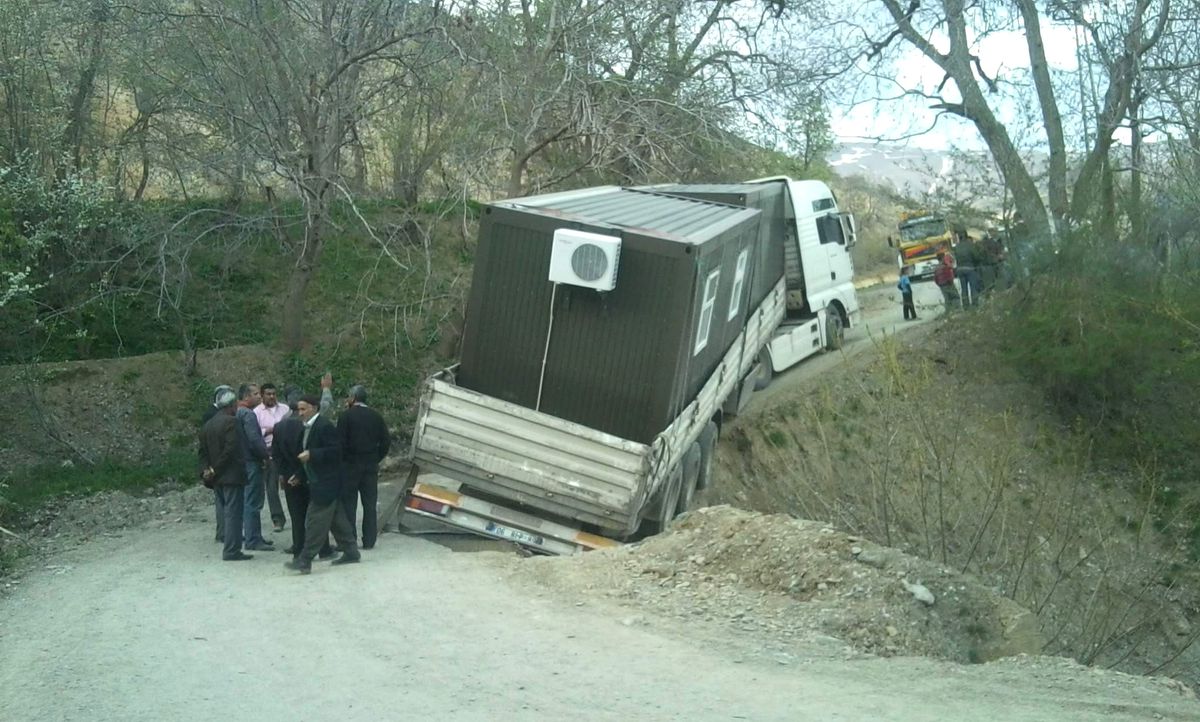 Kato Dağı\'na Konteynır Taşıyan Araçlar Köprüye Takıldı