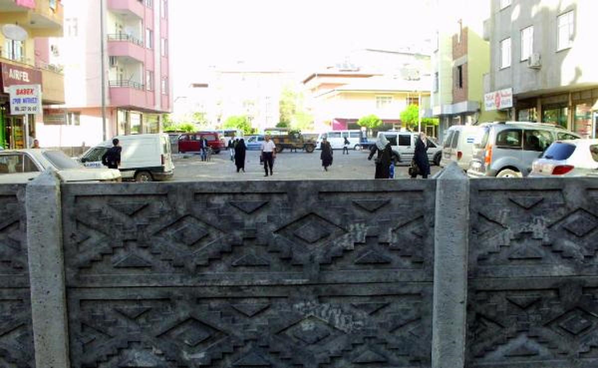 Mahkeme Kararıyla Ana Yola Duvar Ördü