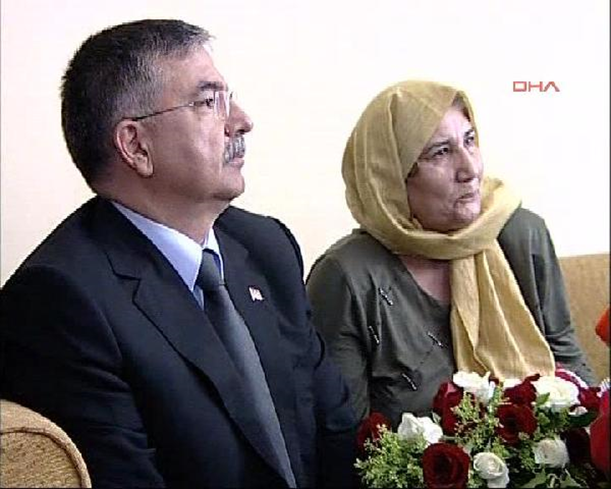 Milli Savunma Bakanı Yılmaz, Şehit Ailesini Ziyaret Etti