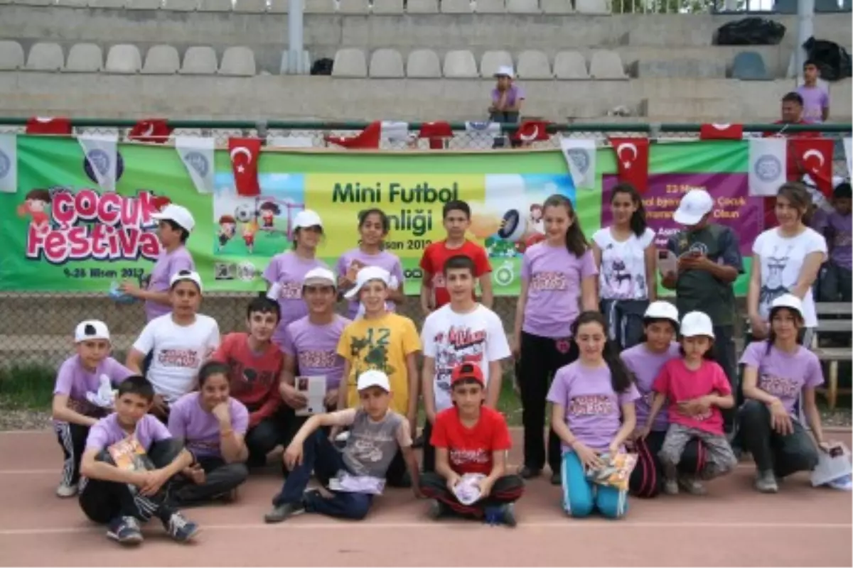 Mini Futbol Şenliğinde Büyük Heyecan