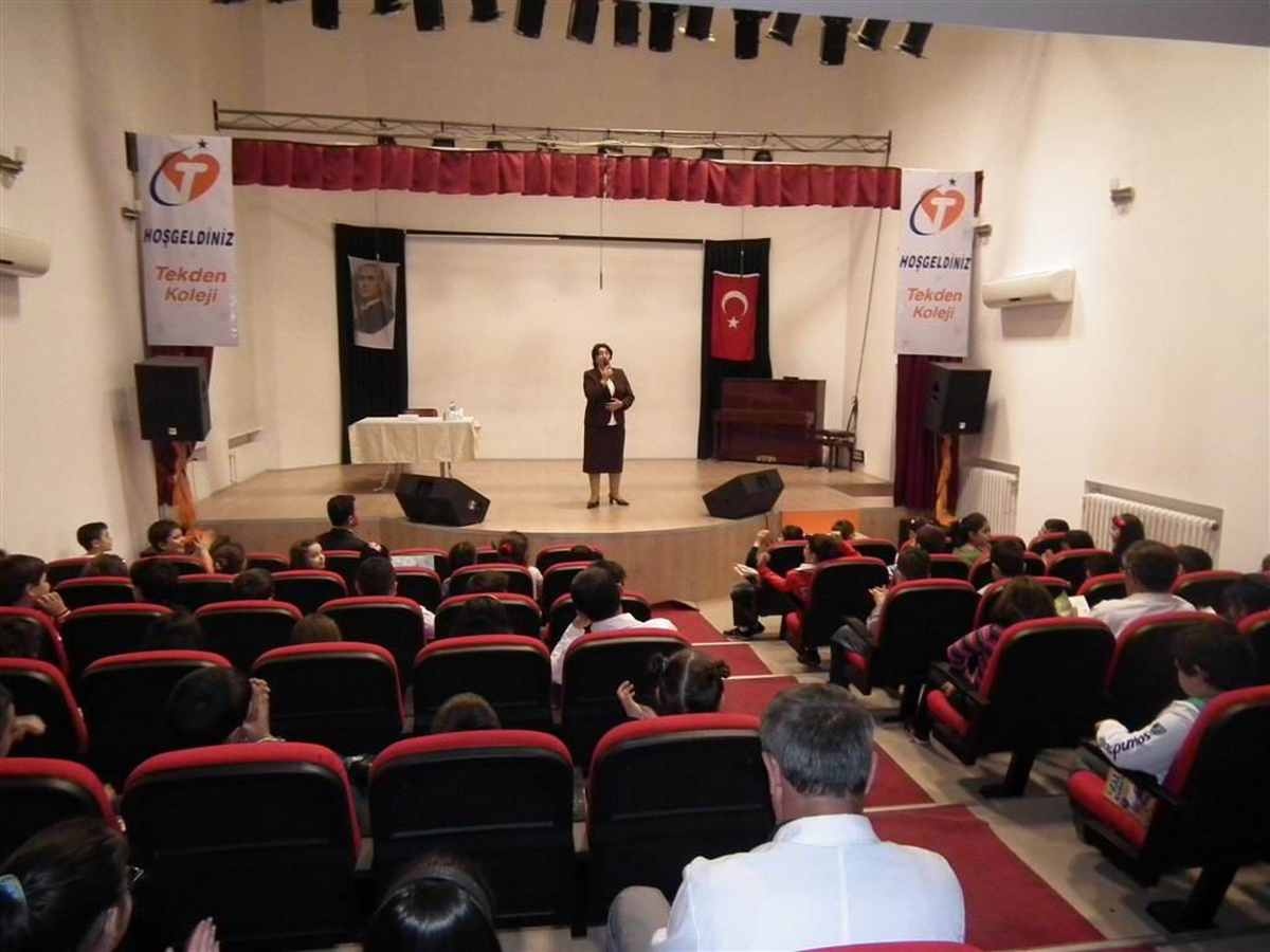Tekden Koleji Yazar Sara Gürbüz Özeren\'in İmza Gününe Ev Sahipliği Yaptı