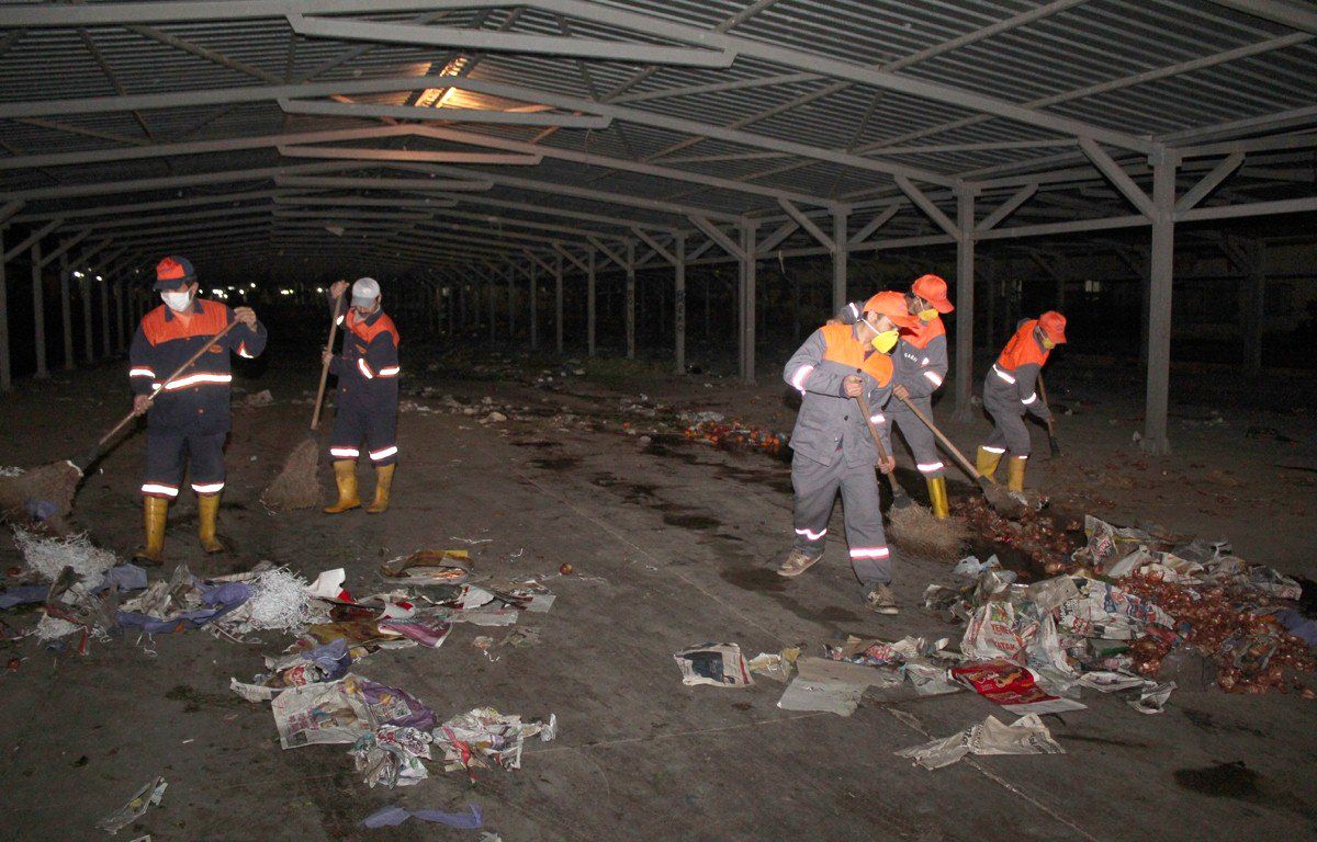 Toroslar\'da Gece Semt Pazarları Temizleniyor