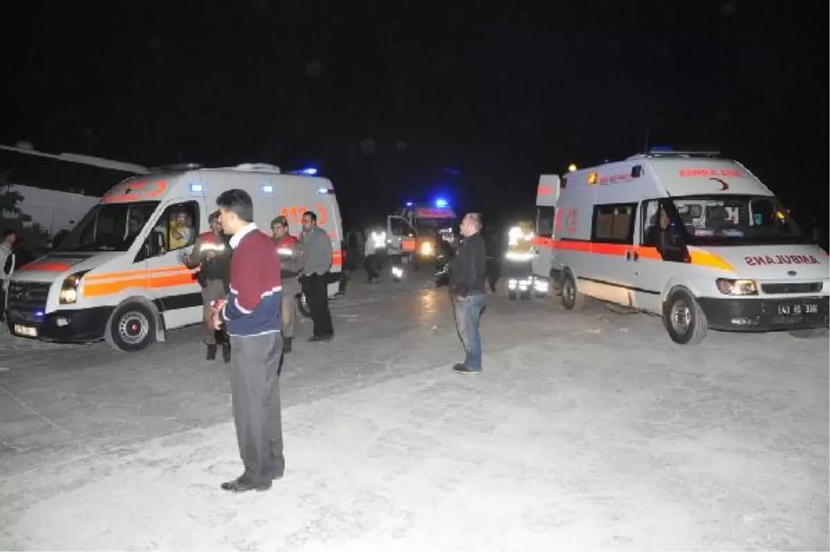 Yolcu Otobüsü Kum Yığınına Çarptı: 29 Yaralı