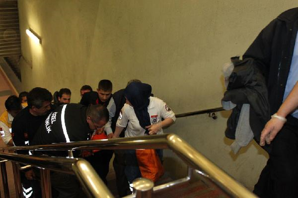 Alkollü Yolcu Metro İstayonu Merdivenlerden Düşerek Tırabzanlara Sıkıştı