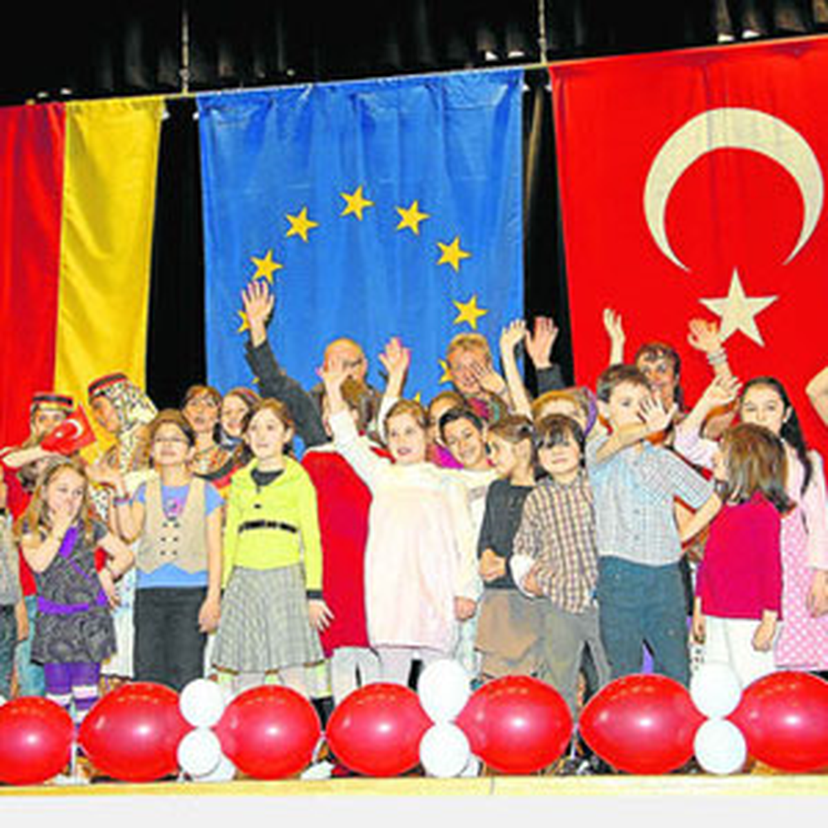Alman Çocuk Şenliği Güzelsoy Tarafından Nürnberg Yakınlarındaki Langensendelbach Köyünde Düzenlenen...