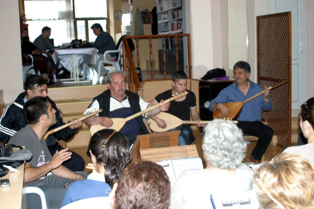 Burhaniye Alevi Kültür Derneği\'nde Konser Hazırlığı