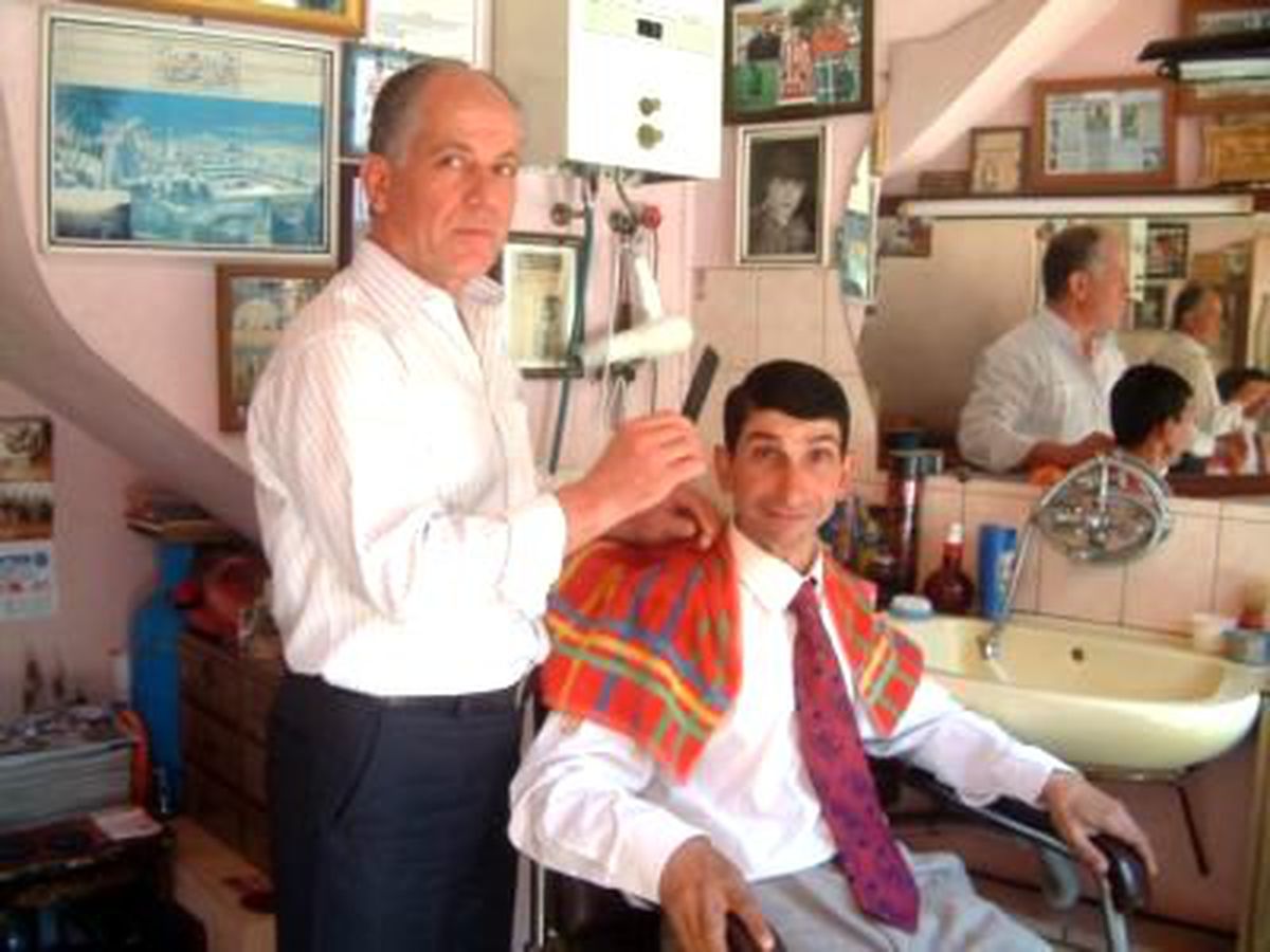 Burhaniye\'de Engelli Cahit Esnafın Sevgilisi Oldu