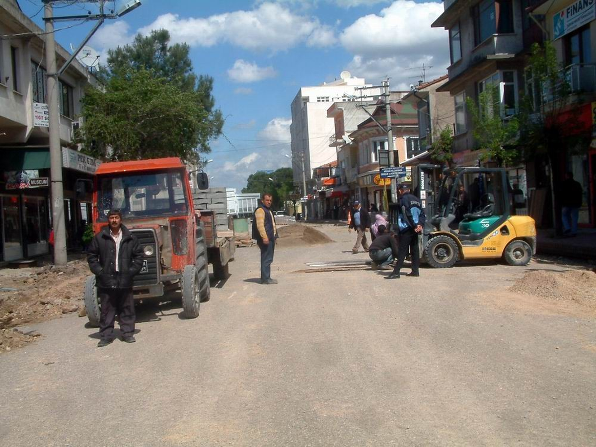 Burhaniye\'de Hürriyet Caddesi Ağır Araçlara Kapatılıyor
