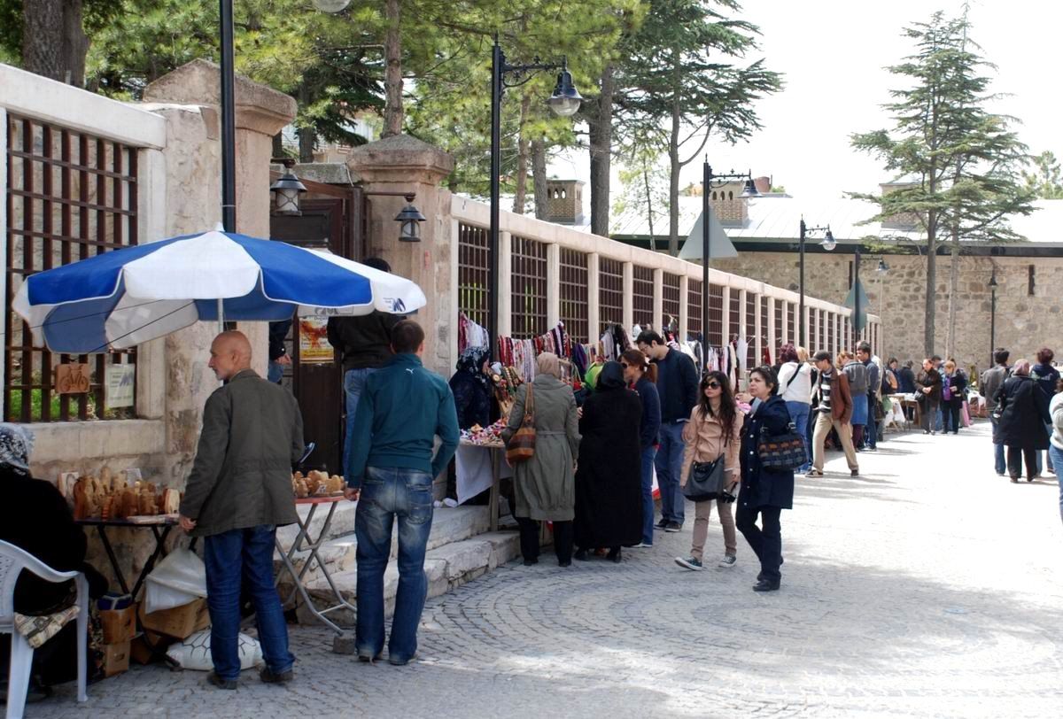 Eskişehir\'e Gelen Yerli Yabancı Turistler Hediyelik Eşya Almak İçin Odunpazarı\'na Uğruyorlar