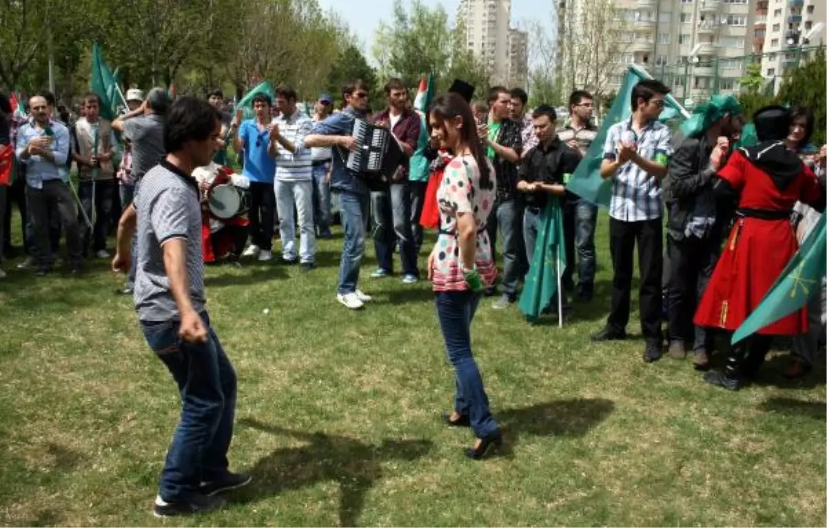 Kayseri\'de Miting Yapan Çerkezler Anadilde Eğitim İstedi