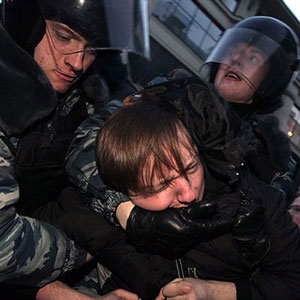 Kilisedeki Putin\'e Karşı Protesto Eyleminde Gerginlik