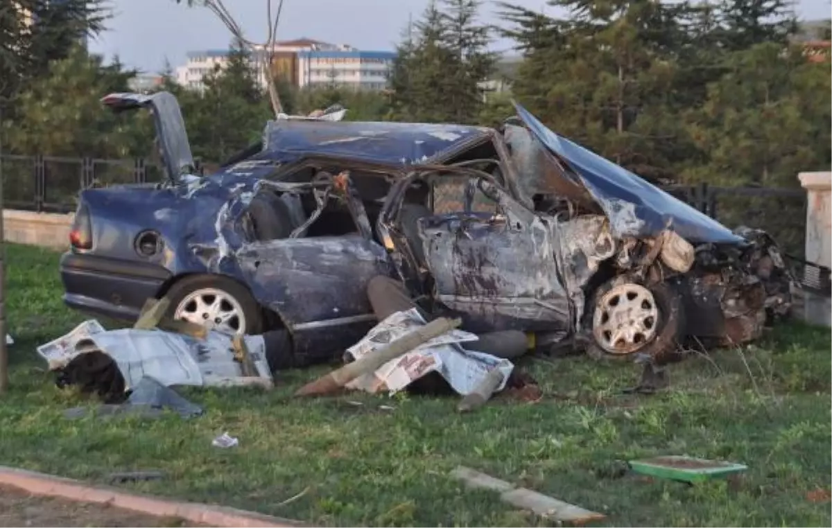 Otomobil Kavşakta Savruldu: 2 Ölü