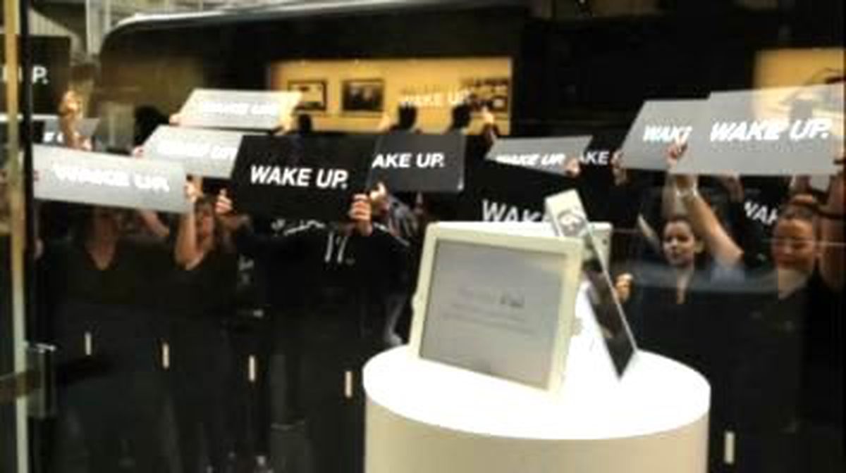 Samsung\'dan Apple Store Önünde "Protesto"!