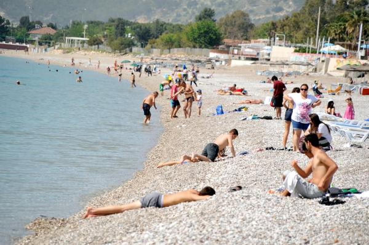 Sıcaklık 30 Dereceyi Buldu, Sahiller Doldu