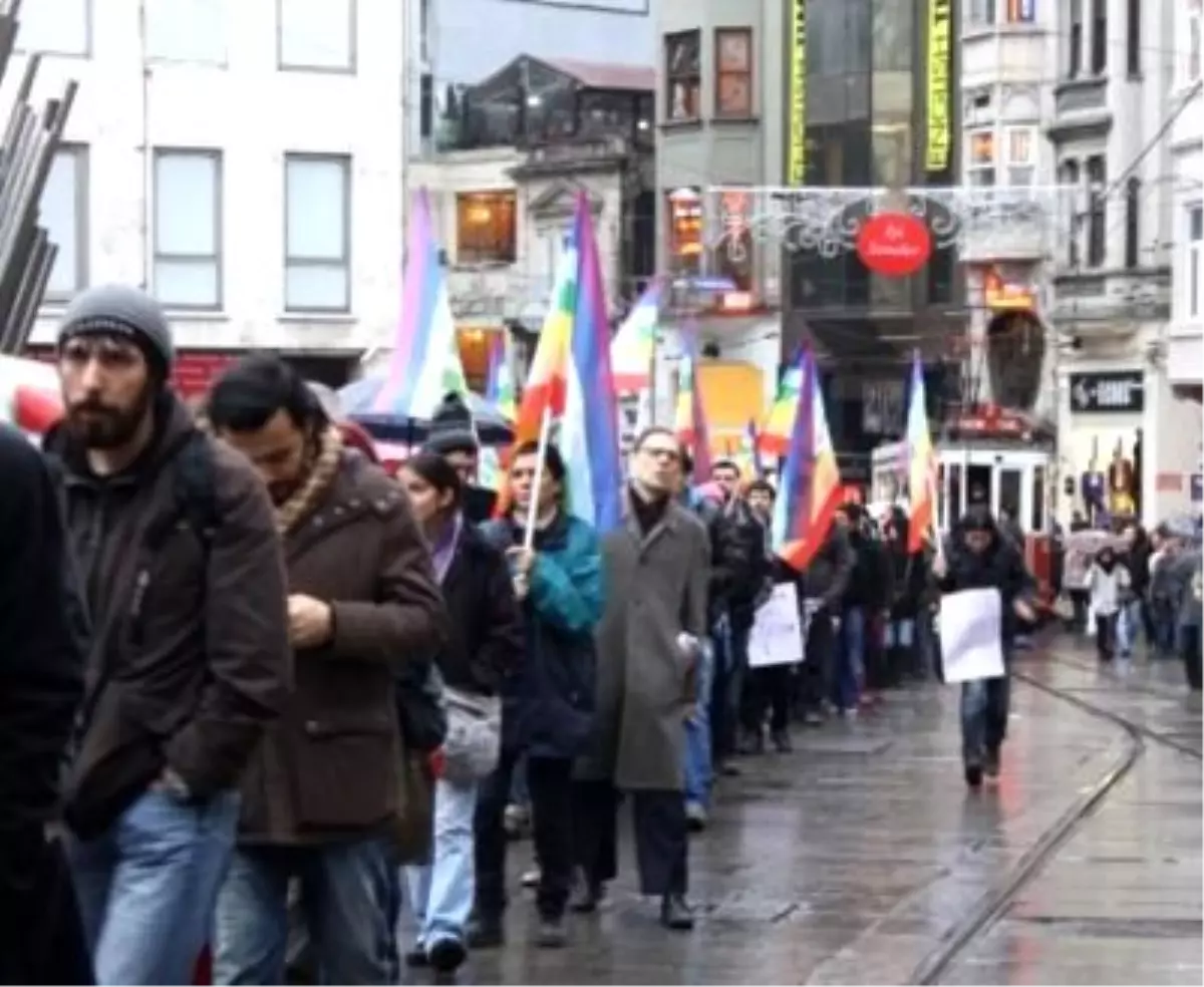 Taksim\'de Uludere Eylemi Beyoğlu\'nda "Barış İnisiyatifleri" Adlı Bir Grup, Şırnak\'ın Uludere...