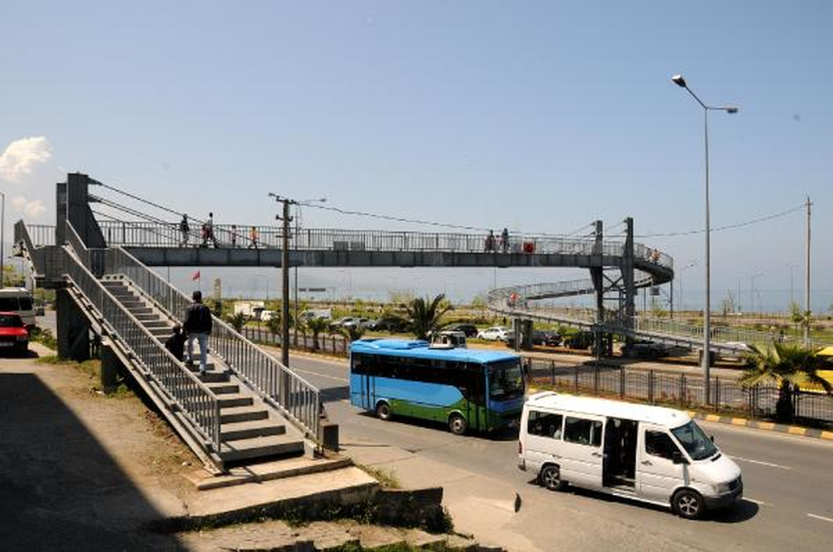 Trabzon\'da Bir Tarafı Rampa, Diğeri Merdivenli Şaşırtan Üstgeçit