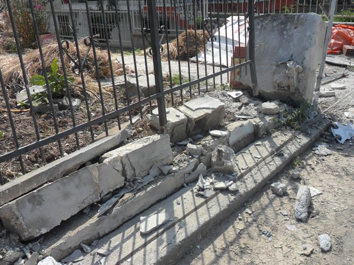 Urla\'da Otomobil Bahçe Duvarına Çarptı, 1 Yaralı