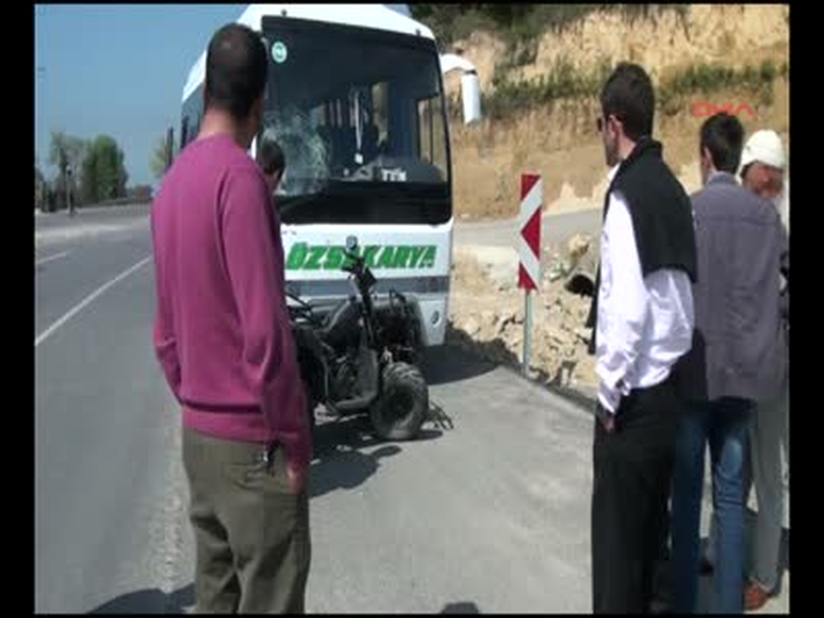 Yolcu Otobüsü ATV\'ye Çarptı: 1 Ölü