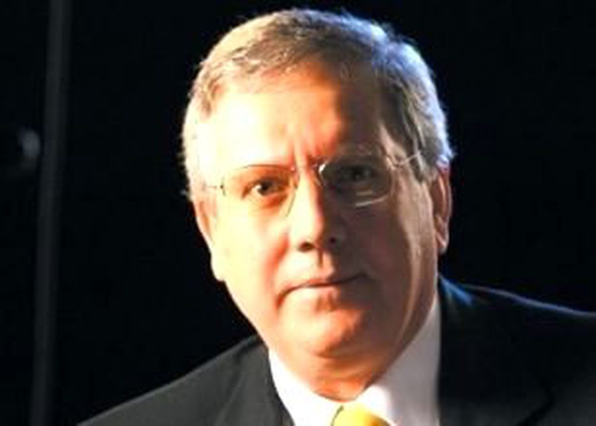 Aziz Yıldırım Salonu Terketti