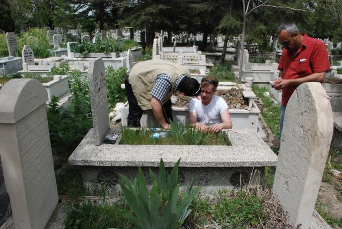 Babasının Mezarı Başında İntihara Kalkıştı