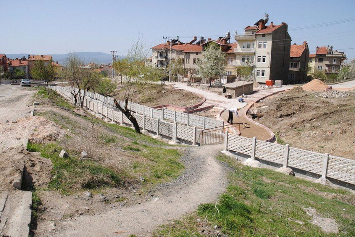 Baharla Birlikte Parklar da Yeşilleriniyor