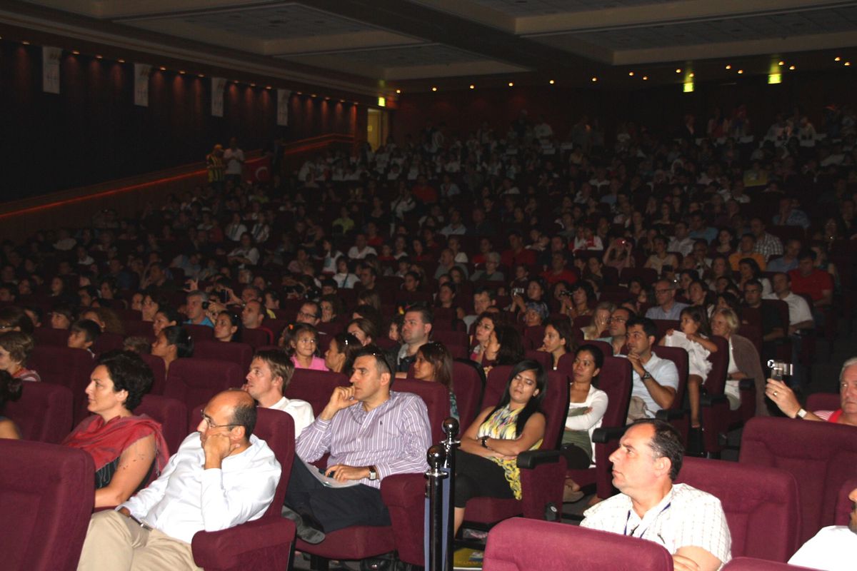 Edirne Belediyesi Çocuk Halk Oyunları Topluluğundan Dubai de Muhteşem Gösteri