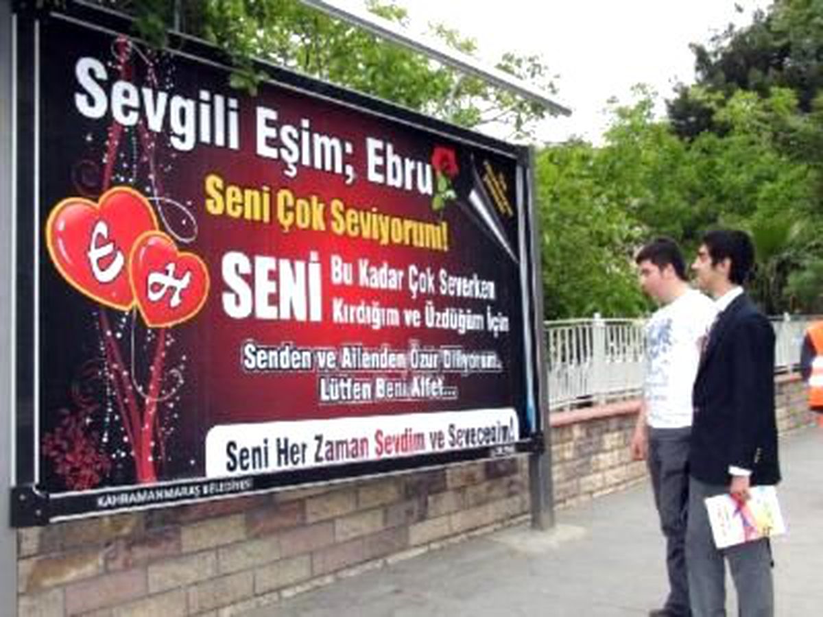 Eşinden İlanla Özür Diledi