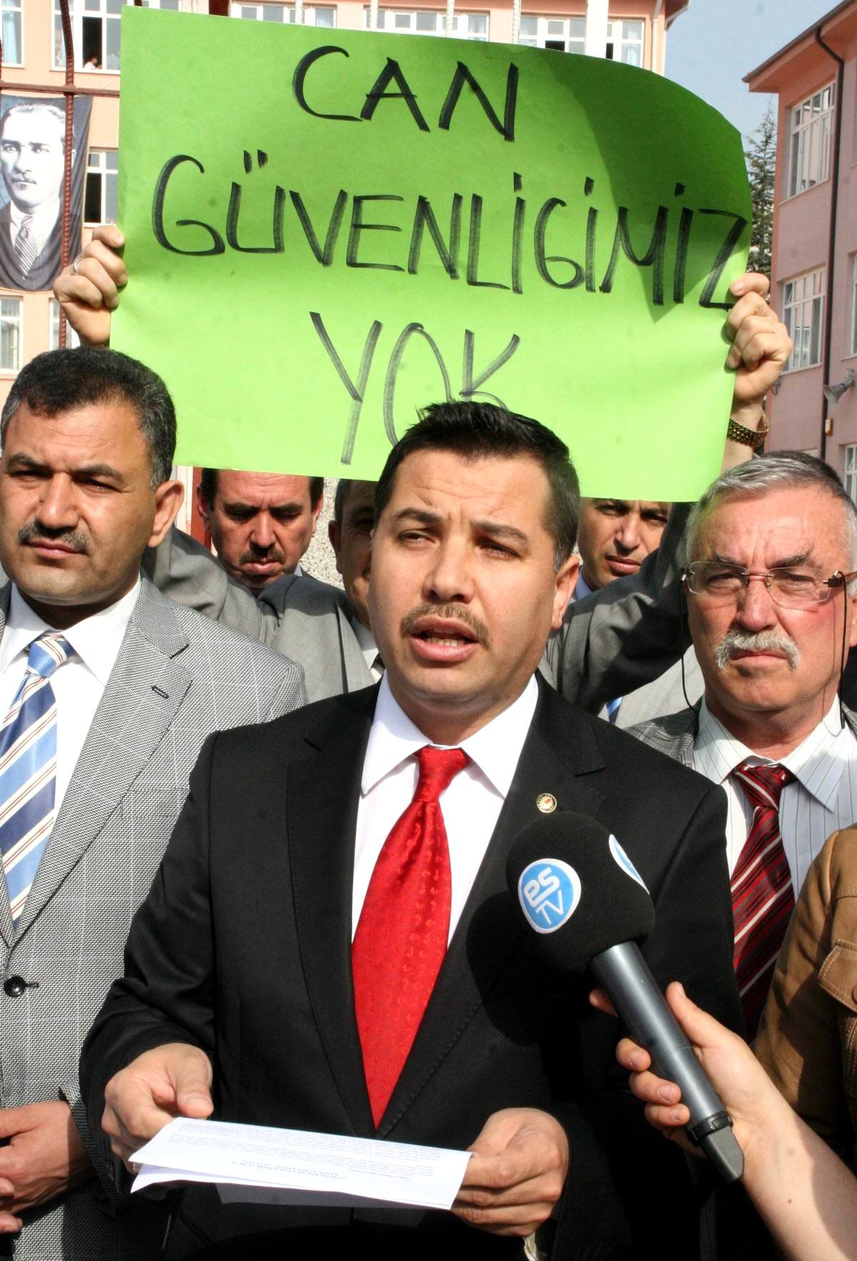 Eskişehir\'de Öğretmenler Öğretmene Yapılan Şiddeti Protesto Etmek İçin İlk Derse Girmediler