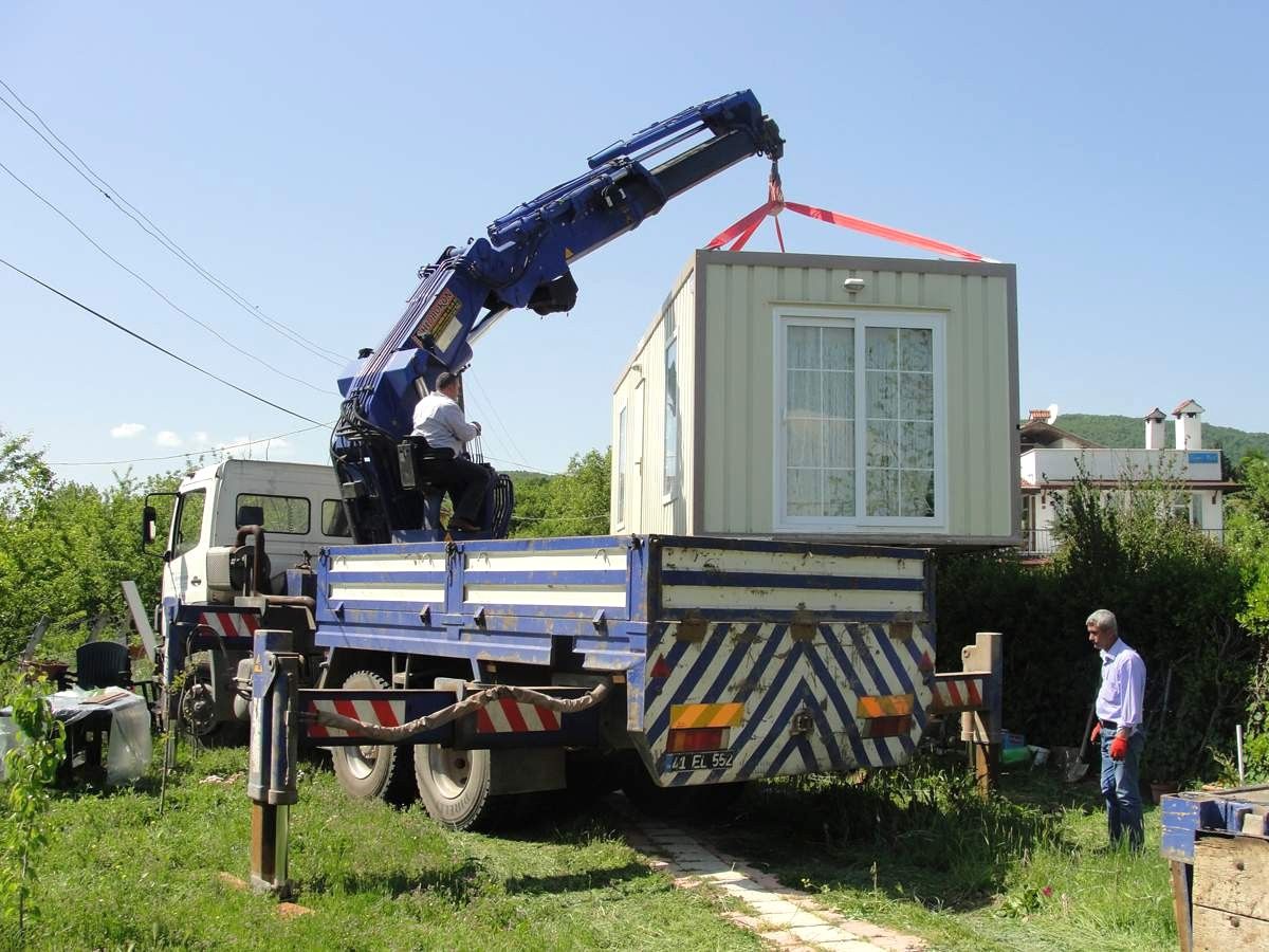 Eşme\'de Konteyner ve Prefabrikler Kaldırılıyor