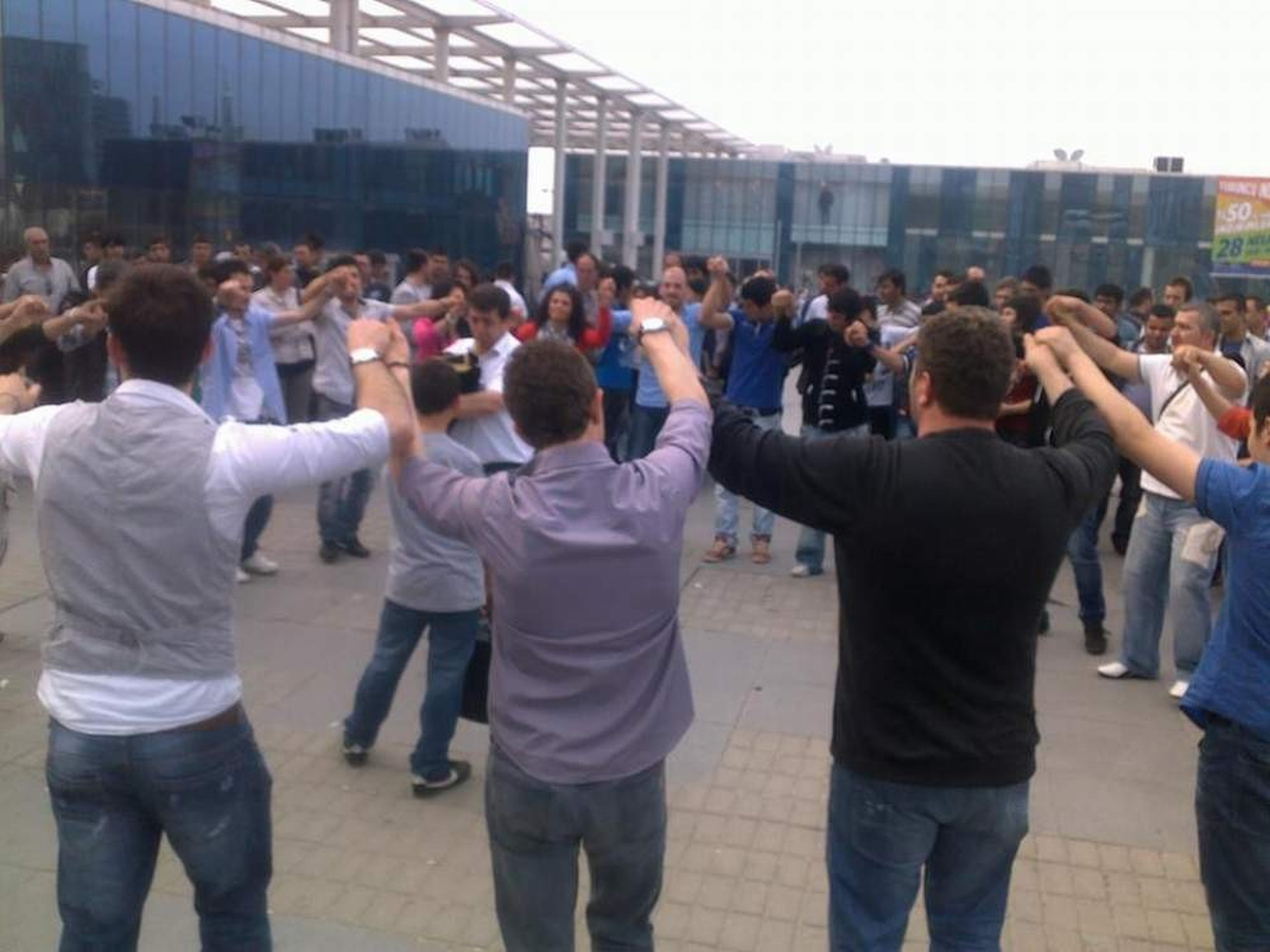 Kent Meydanı\'nda Horon Teptiler