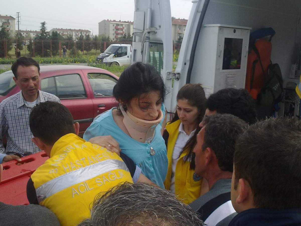 Kırmızı Işıkta Geçen Kamyon Dehşet Saçtı: 2 Yaralı