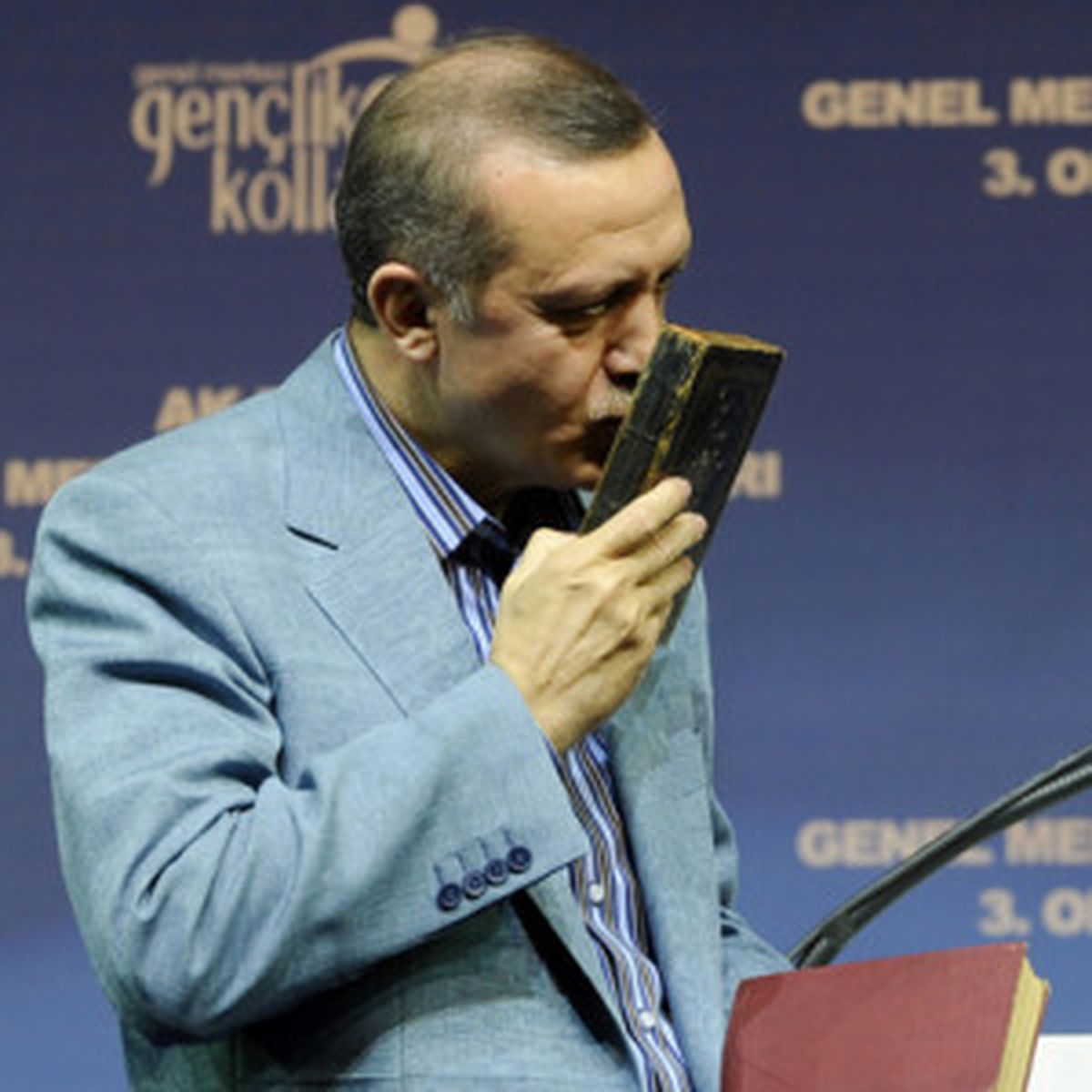 Kur\'an\'ı Üç Kere Öpüp Alnına Koydu