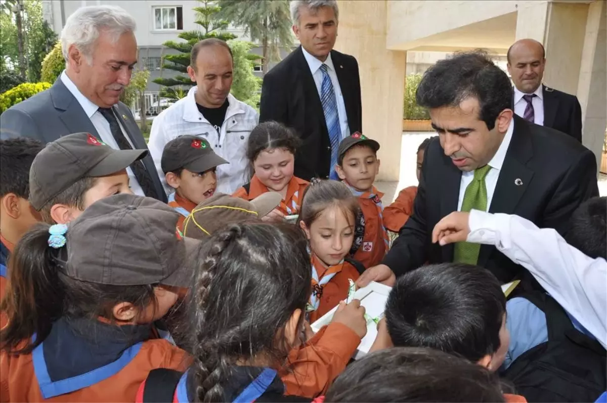 Mersin Valisi Güzeloğlu, Adanalı İzcilerle Bir Arada