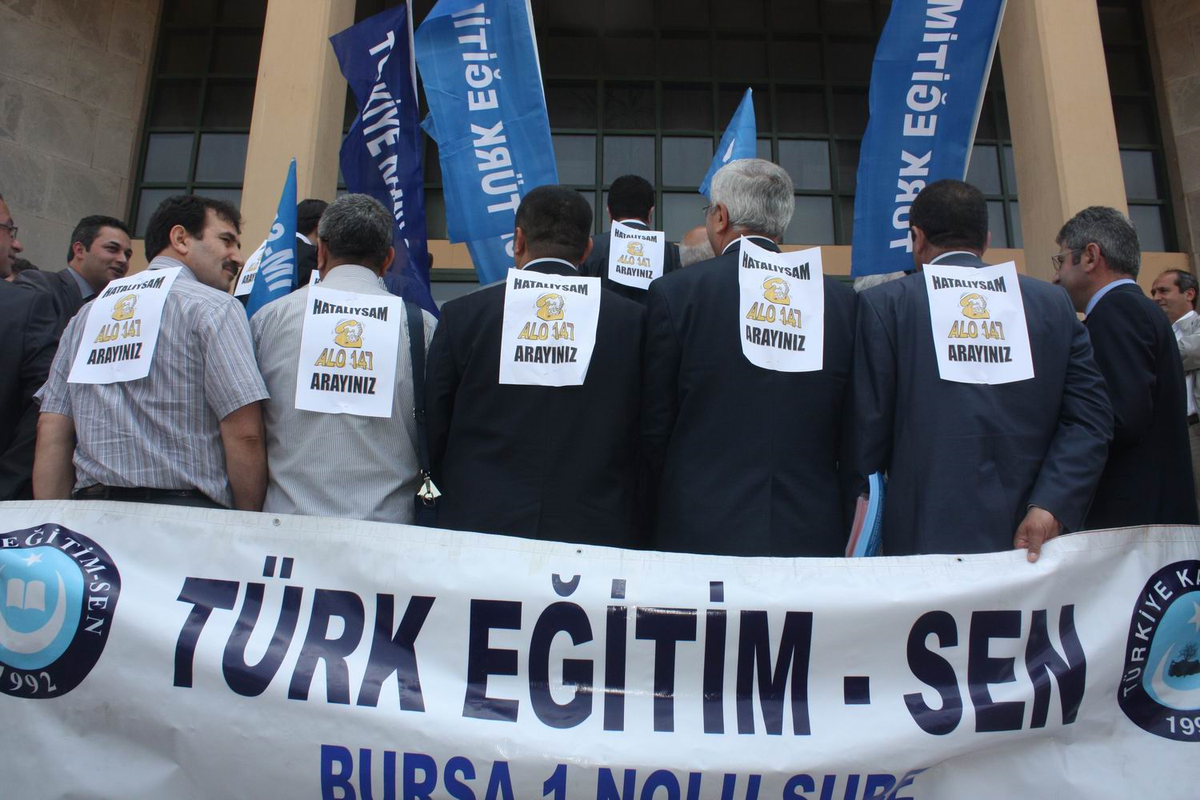 Öğretmen Dayağını Bakanlığın Şikayet Hattına Bildirdiler