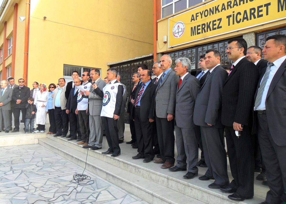 Öğretmenlere Saldırılar Protesto Edildi