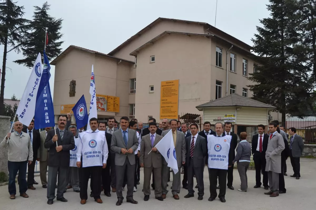 Öğretmenlere Yapılan Şiddet Kınandı