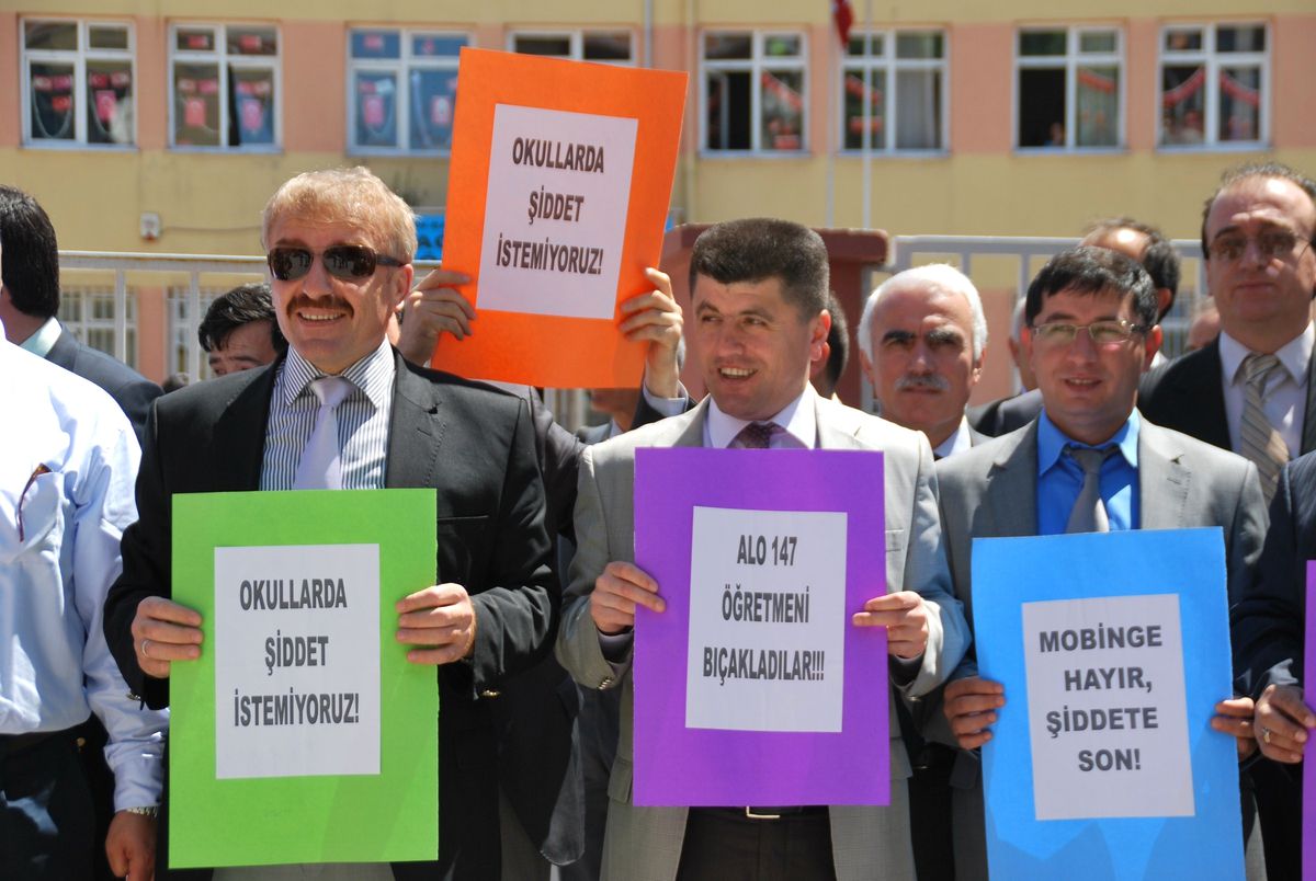 Sendikalar Öğretmene Şiddeti Protesto Etti