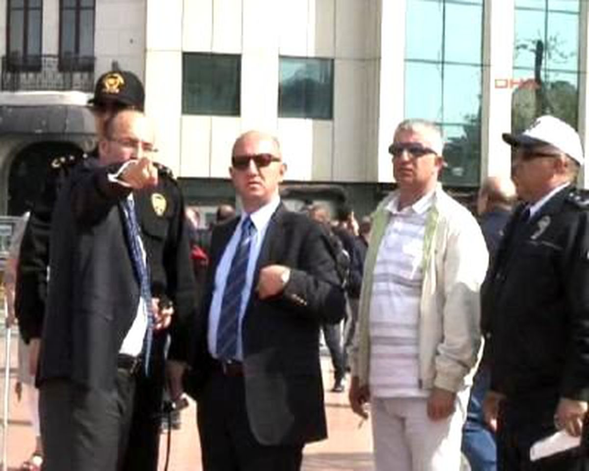 Taksim\'deki Anıt Çelik Bariyerlerle Çevrildi