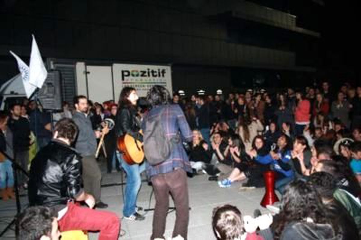 Tiyatrocular Gece Boyunca Eylemdeydi
