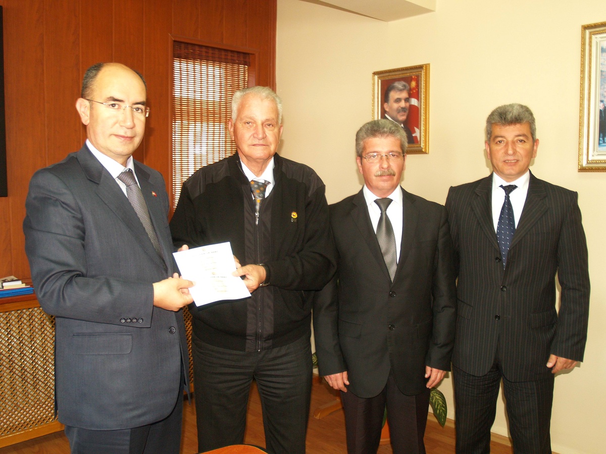 Türk Hava Kurumu Gelibolu Şubesi 2010 Yılı Zekat ve Fitre Payını Kaymakamlığa Teslim Etti