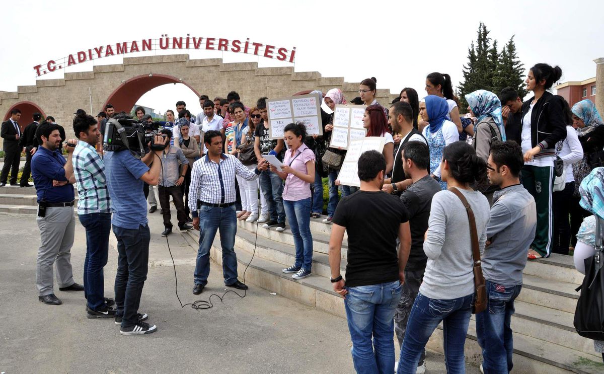 Üniversite Öğrencileri, YÖK\'ü Protesto Etti