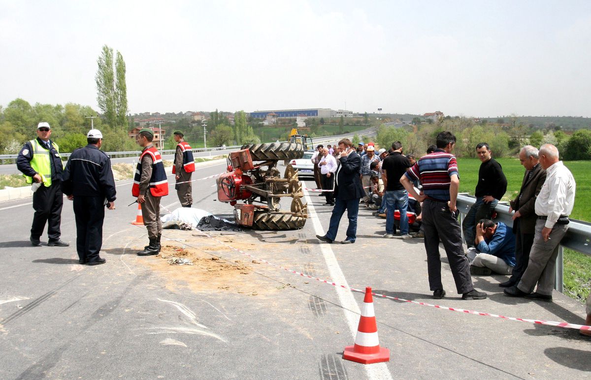 Uşak'ta Trafik Kazası Bir Ölü İki Yaralı