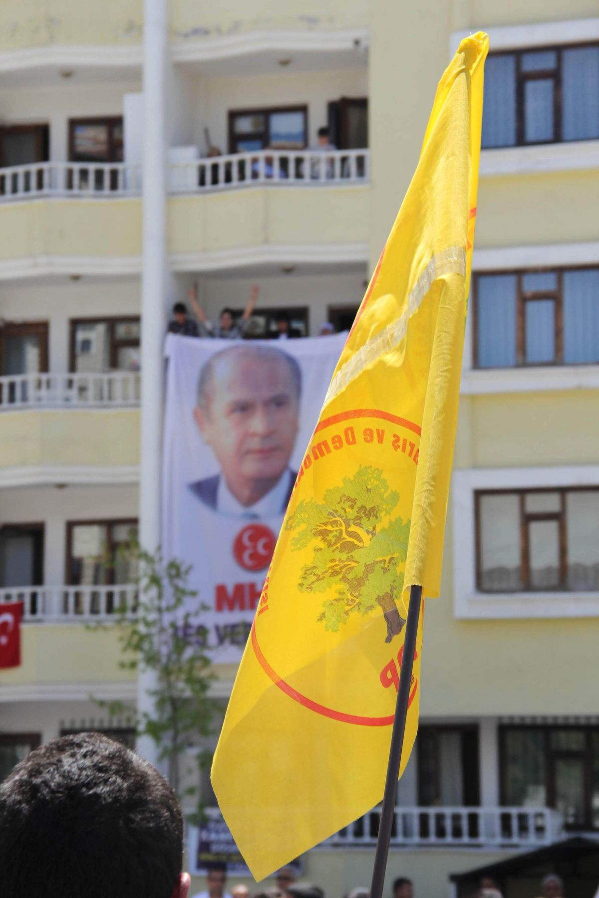 1 Mayıs Kutlamasında Devlet Bahçeli Posteri Krizi