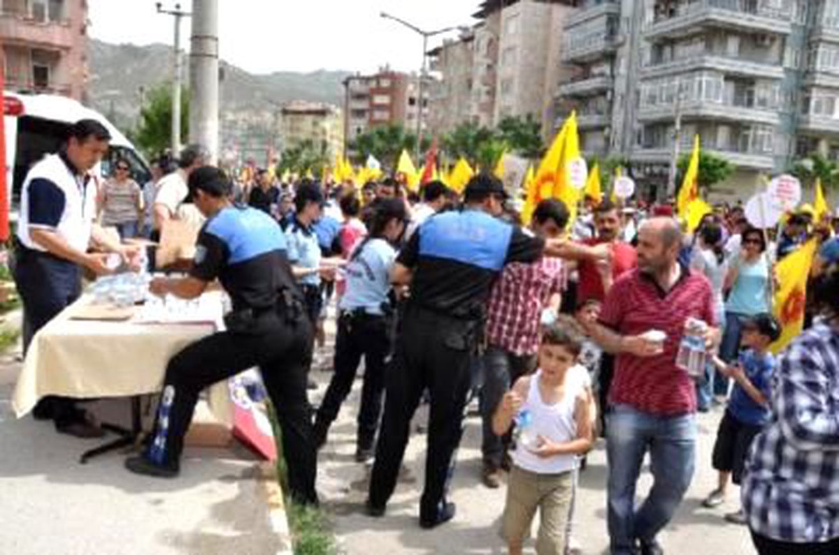 1 Mayıs\'ta Su Dağıtan Polislere \'Faşist\' Sloganı