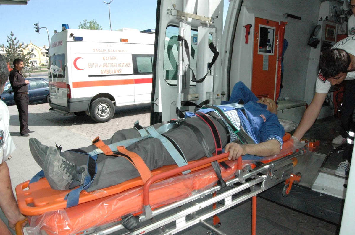 62 Yaşındaki Adam Çatıdan Düşerek Hastanelik Oldu