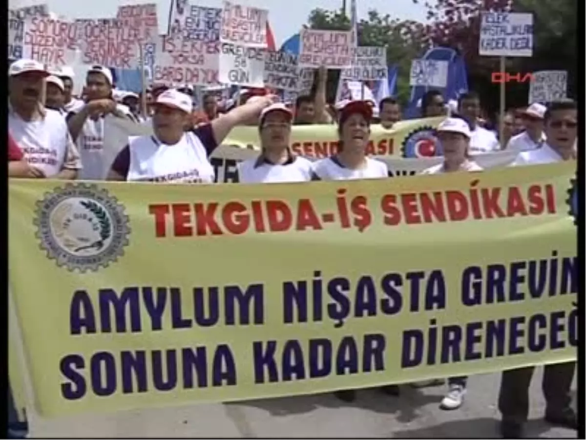 Adana'daki 1 Mayıs Kutlamasında Öğretmenler Siyah Kurdele Taktı