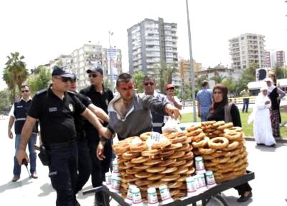 Adana\'daki 1 Mayıs Kutlamasında Öğretmenler Siyah Kurdele Taktı (2)