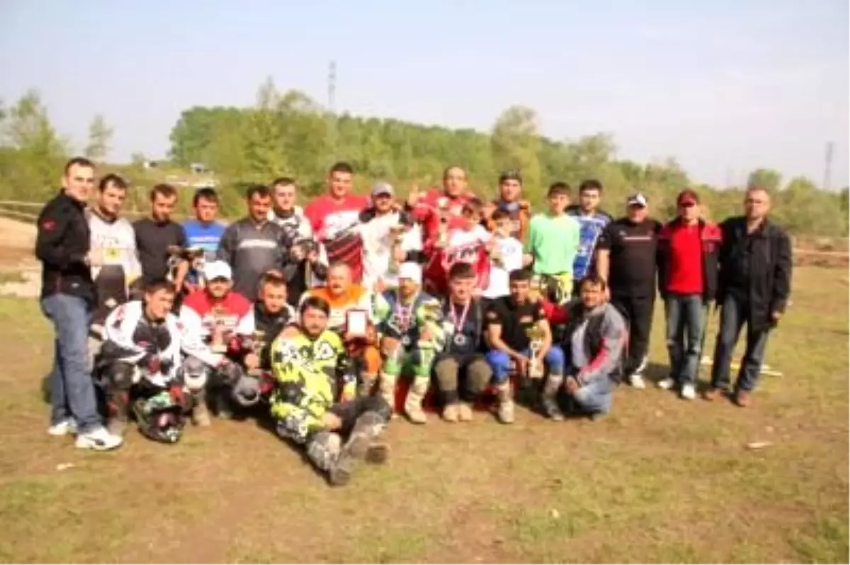 Akyazı\'da Motokros Yarışı