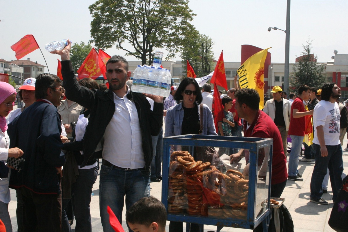 Bazıları Bayram\'da Bazıları Ekmek Kavgasında